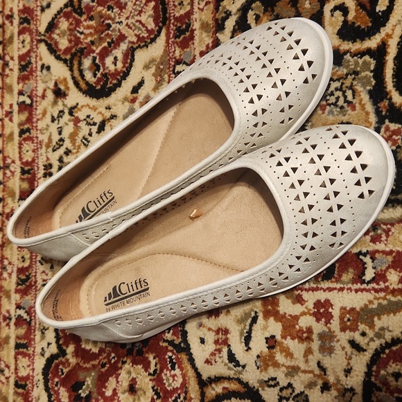 Cliffs by WHITE MOUNTAIN Shoes - Cliffs By White Mountain Cut-Out Flats, Size 10M